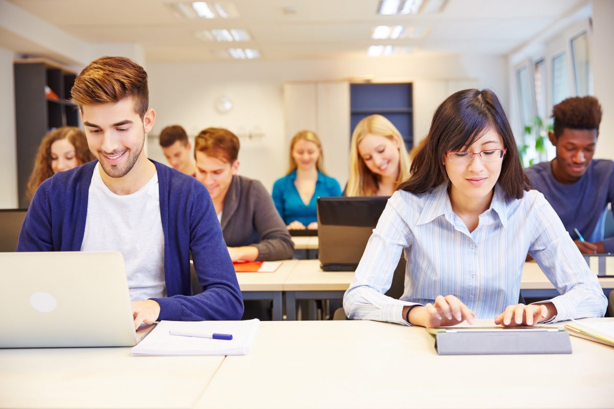 Computerkurs an der Universität mit vielen Studenten am Computer