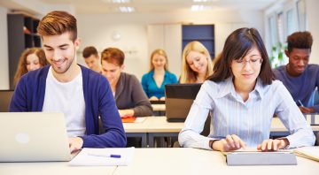 Computerkurs an der Universität mit vielen Studenten am Computer